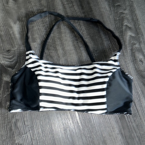 Reversible black and white bikini - Picture 5 of 8